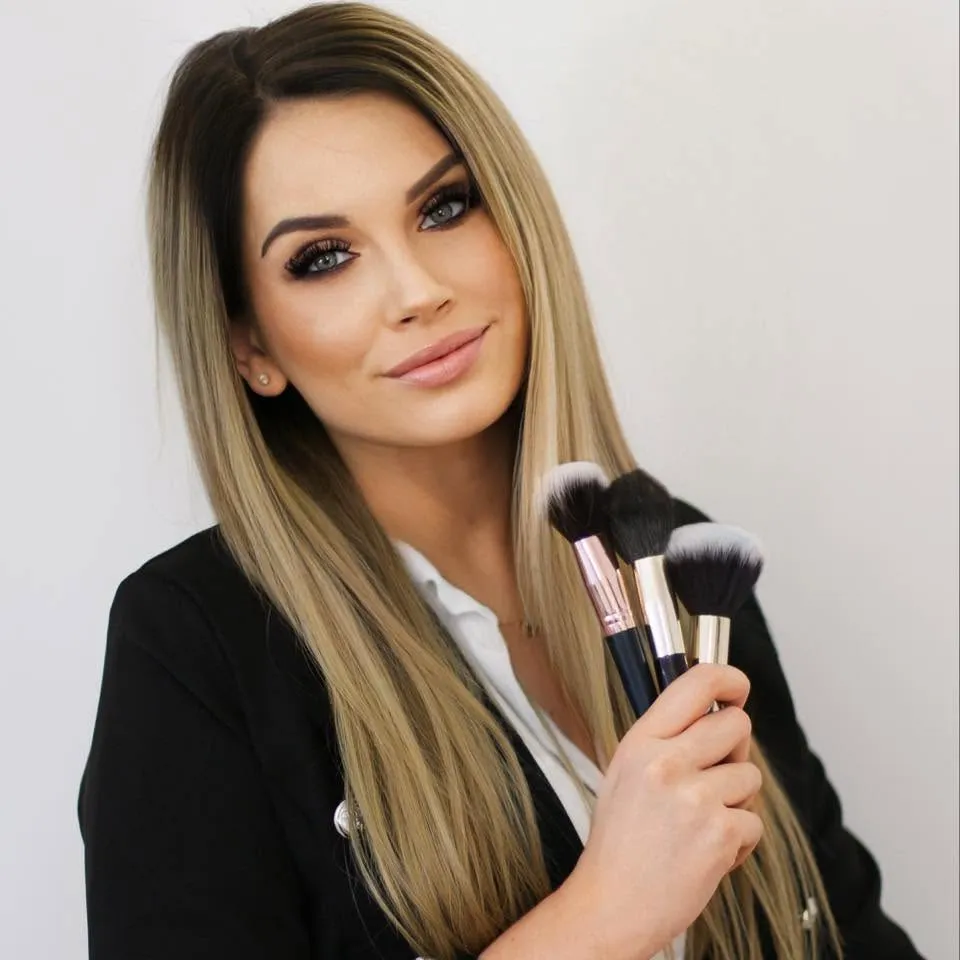 Klaudia Hajto ze szczotkami do makijażu — Studio Urody Claudia w Czernichowie