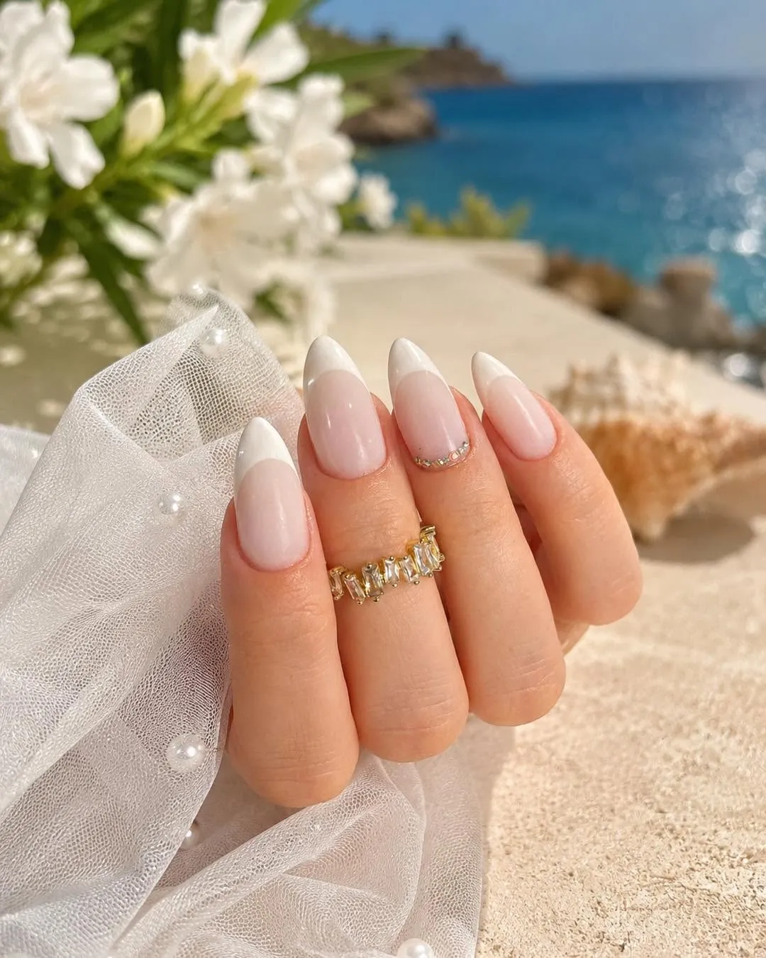 Manicure żelowy — french na tle morza